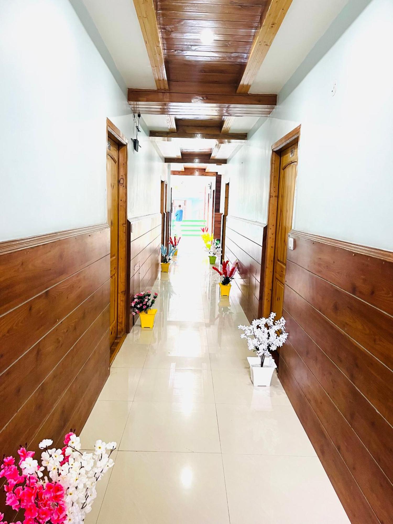 Vista Resort, Manali - ! Near Mall Road !! Hot & Cold Ac Rooms !! Best Selling !! Big Parking !! Luxury Collection !! Open Terrace !! Lift !! Playing Zone !! Property Of The Year ! المظهر الخارجي الصورة